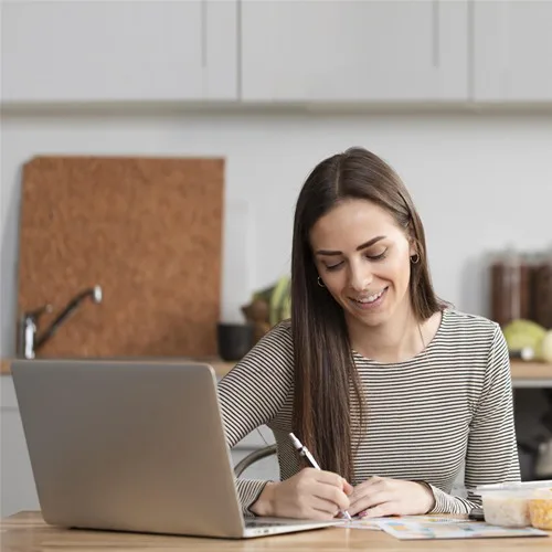 Femme travaillant à domicile