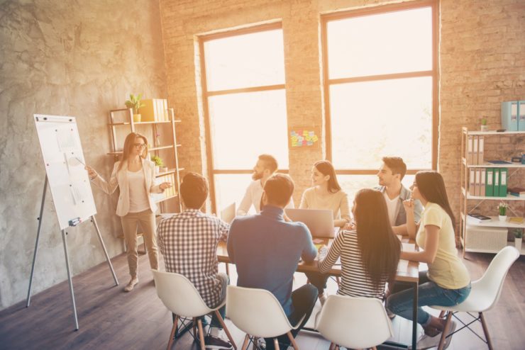 Accompagnement au changement Groupe de personne avec formatrice lors d'un atelier.