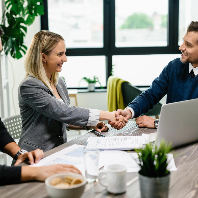 jeune-couple-heureux-rencontre-conseiller-financier-au-bureau-femme-est-poignee-main-agent (1)